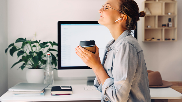 The good practice is to give yourself realistic objectives on the personal and professional plans, while marking three priorities to focus on each day. 