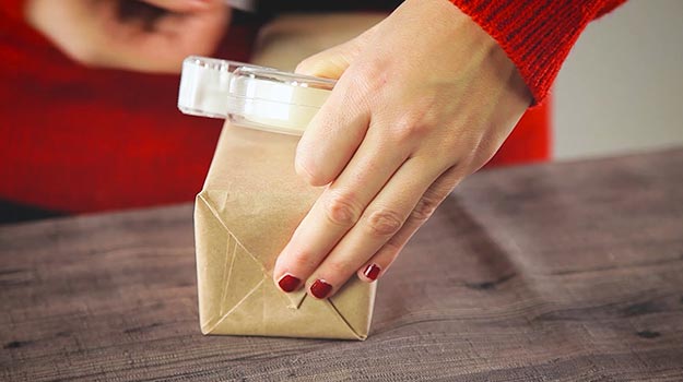 Emballer votre cadeau à l’aide de papier d’emballage. 