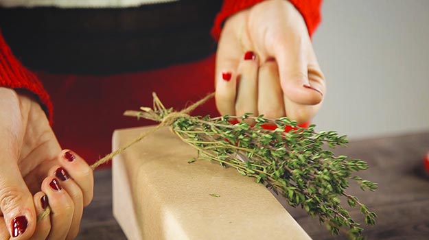 Attacher un bouquet d’herbes aromatiques sur le cadeau emballé avec de la corde de jute. 