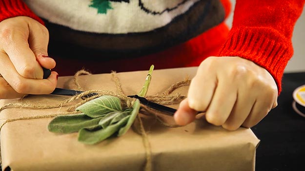 Y accrocher un joli ruban ainsi que quelques feuilles d’herbes aromatiques. 