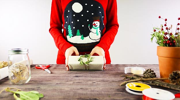 Attacher la couronne de romarin sur le cadeau avec de la corde de jute. 