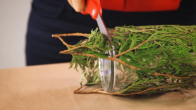 Couper avec une paire de ciseaux les branches qui dépassent de la base du vase. 