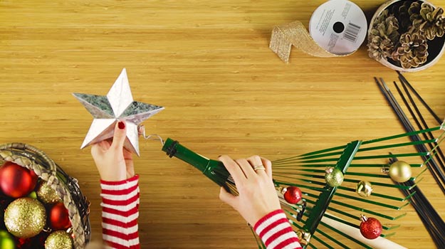 Insérer l’étoile pour arbre de Noël à l'extrémité du râteau.