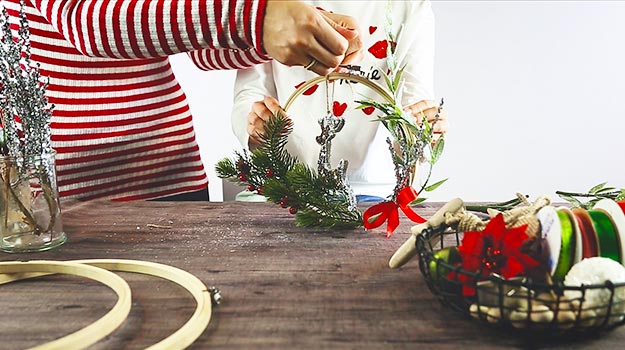 Accrocher le renne décoratif avec de la corde de jute. 