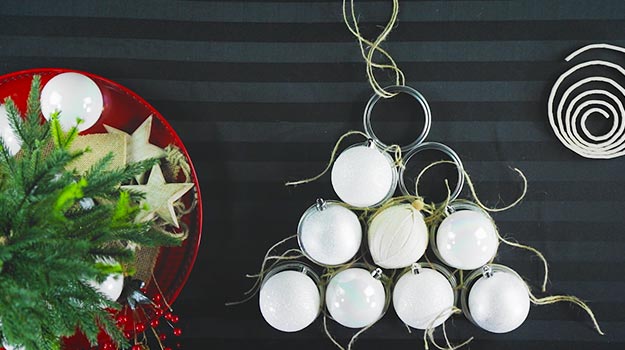 Place all decorative balls on top of the Mason jar lids.