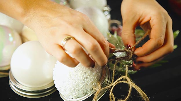 attacher d'autres éléments décoratifs avec de la corde de jute.