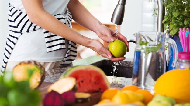 Quelqu'un qui rince ses fruits