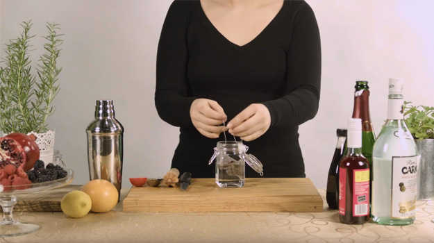 Faire infuser le thé blanc à la grenade