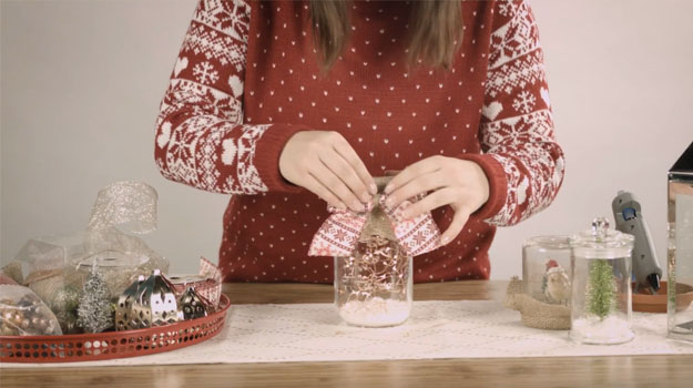 Glue a pretty ribbon to complete the decoration of the jar