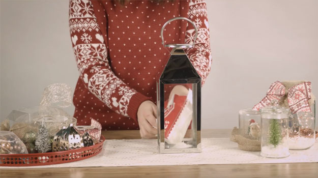 Decorate the bottom of the garden lantern with fake snow