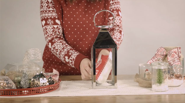 Garnir le fond de la lanterne de jardin avec de la fausse neige