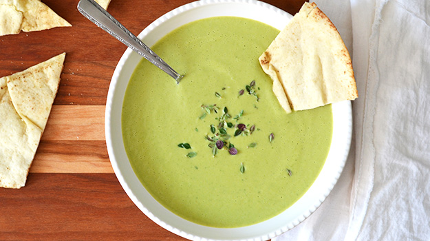 Soupe froide aux courgettes et aux pois verts