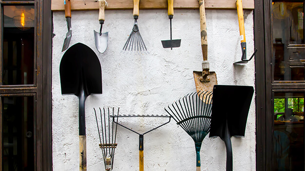 Outils de jardin rangés dans la remise. 