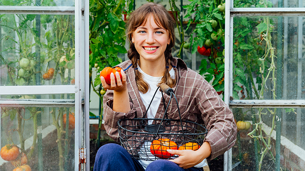 PRO-MIX femme qui cultive de belles tomates en serre